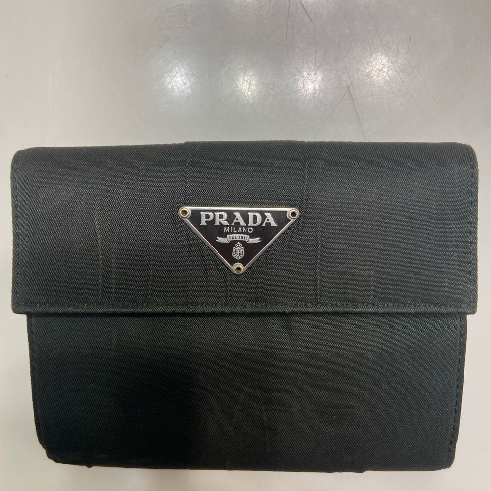 AUTHENTIC!! PRADA Nylon Green Wallet. Portafoglio tessuto Verde.